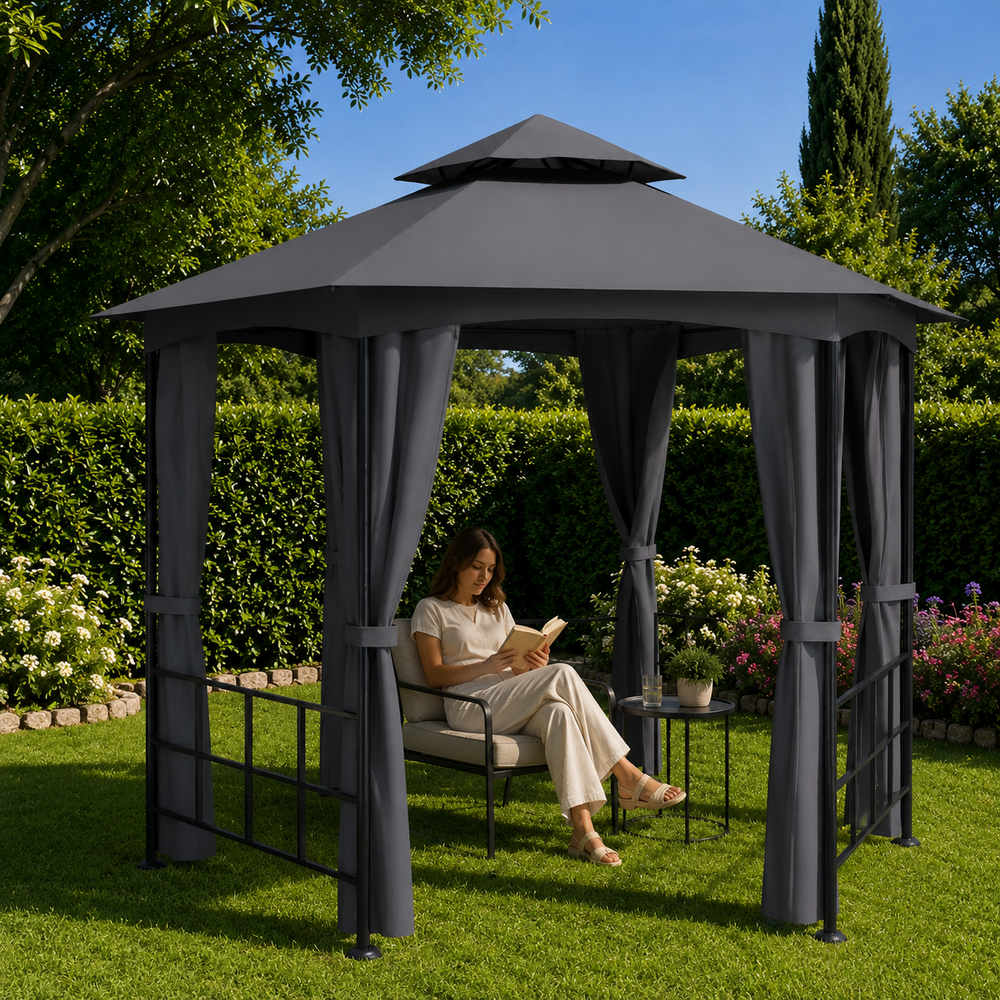 Un salon de jardin ferme, a l'abri de tout.